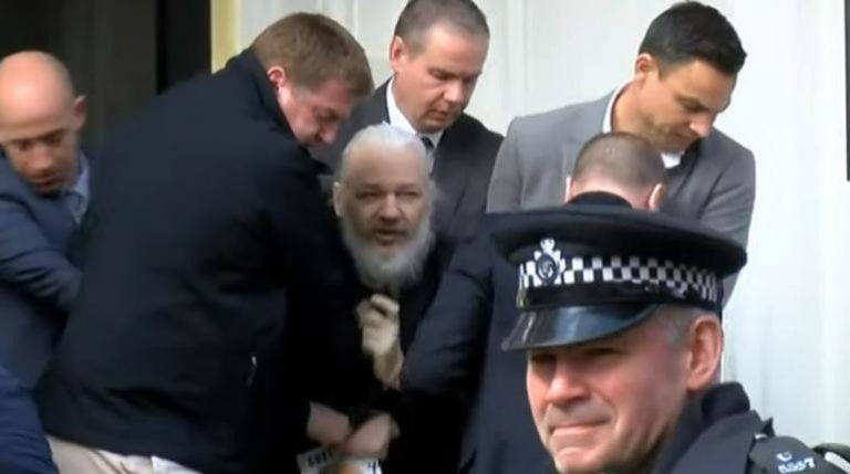 Julian Assange es detenido en Londres