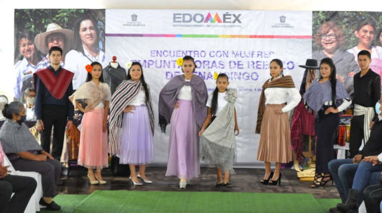 Exponen mujeres empuntadoras de rebozos su trabajo durante pasarela en Tenancingo