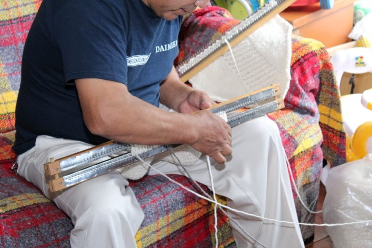 ELABORAN MEXIQUENSES ARTESANÍA TEXTIL PARA ÉPOCA INVERNAL