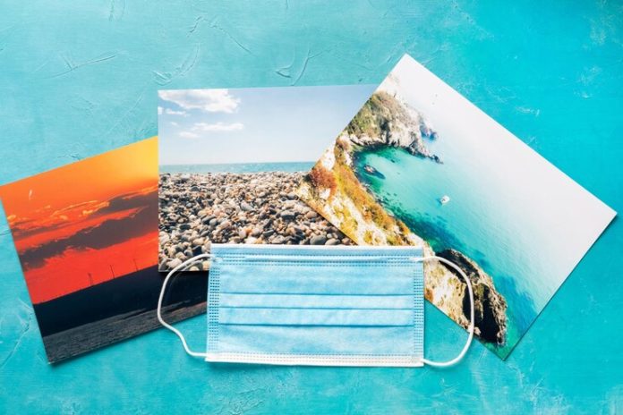 viaje-seguro-proteccion-higiene-tarjetas-postales-vistas-naturaleza-cubiertas-mascarilla-medica-azul-viaje-verano-prevencion-pandemias-medidas-cuarentena_279525-13575