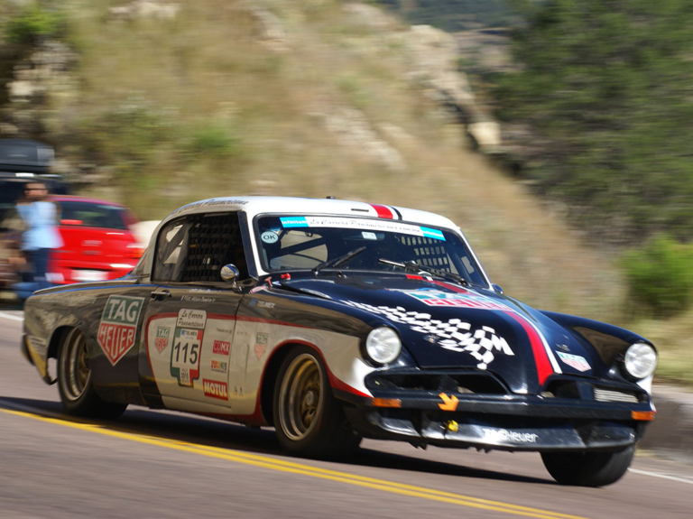 Autos clásicos se preparan para salir a Carrera Panamericana desde Veracruz