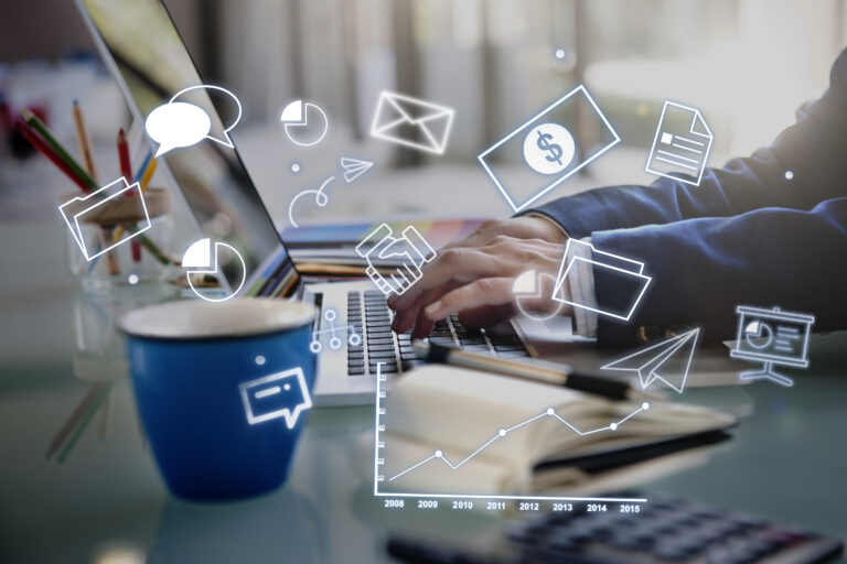 Politólogos Digitales: Conectando Ideas en Voz Esmeralda