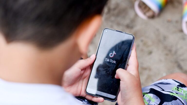 TikTok expone a menores a contenido sexual pese a filtros de seguridad, revela investigación